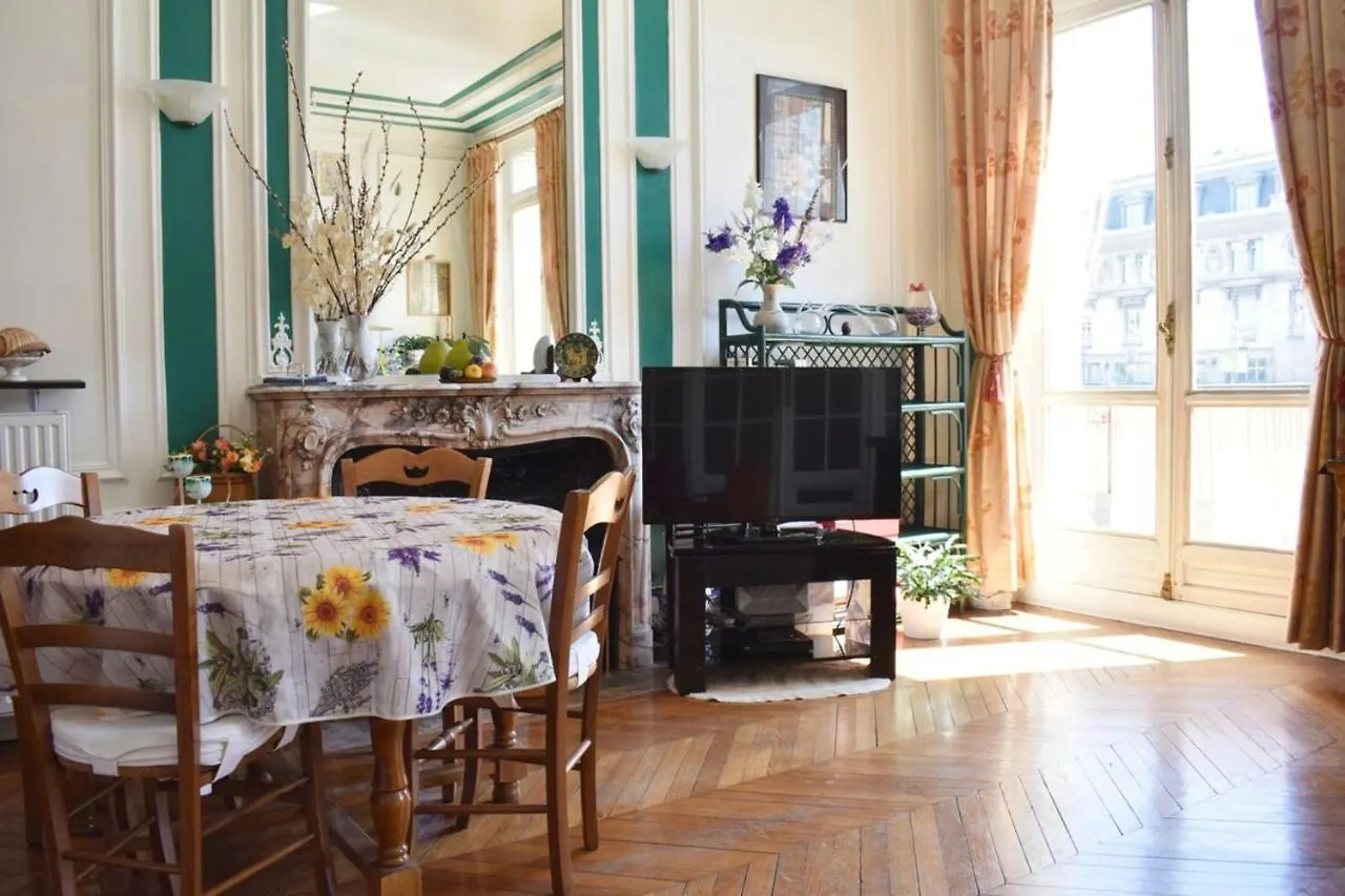 Charming 2 Bedroom With View Of Gare De Lyon דירה פריז